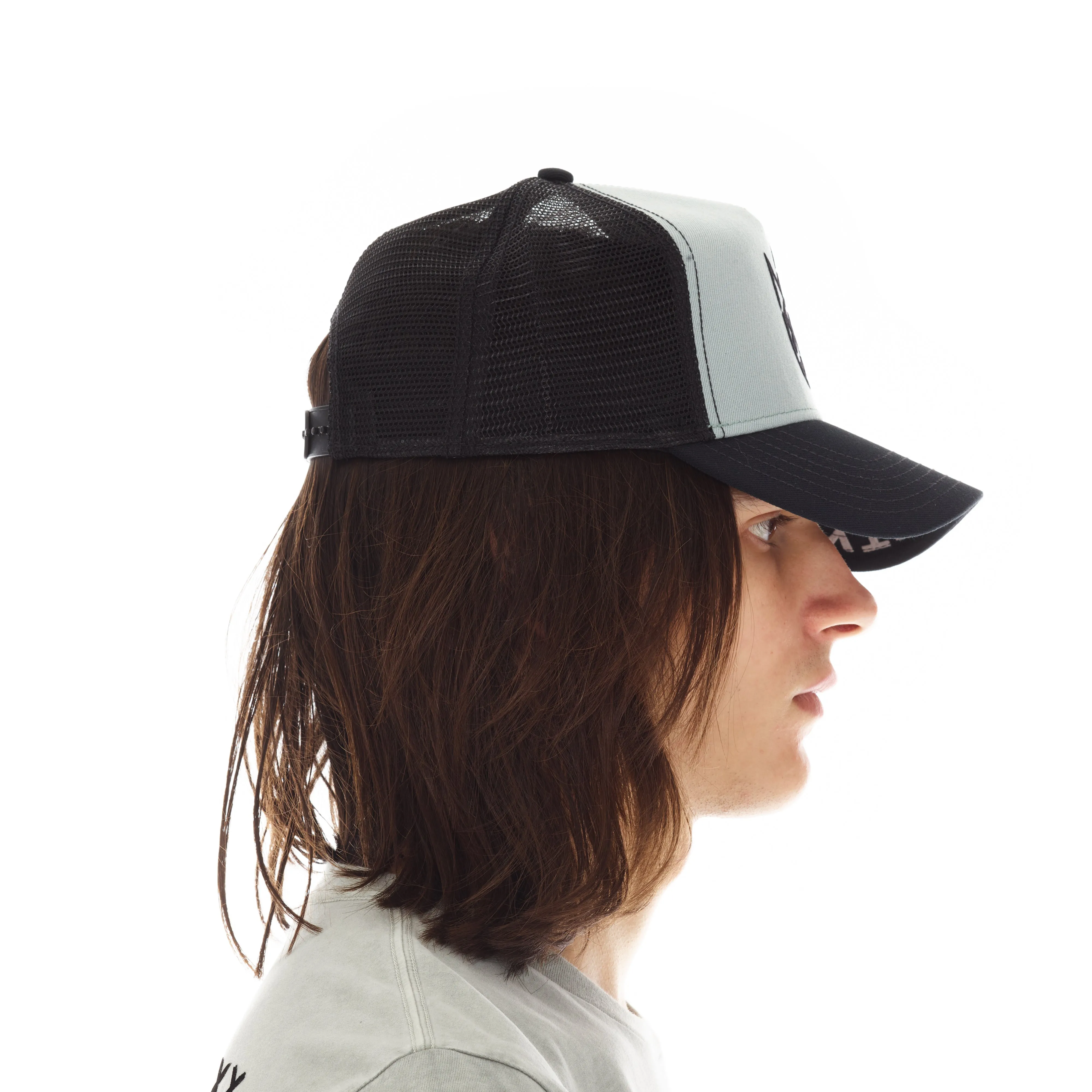 CLEAN LOGO MESH BACK TRUCKER CURVED VISOR IN VINTAGE GREY